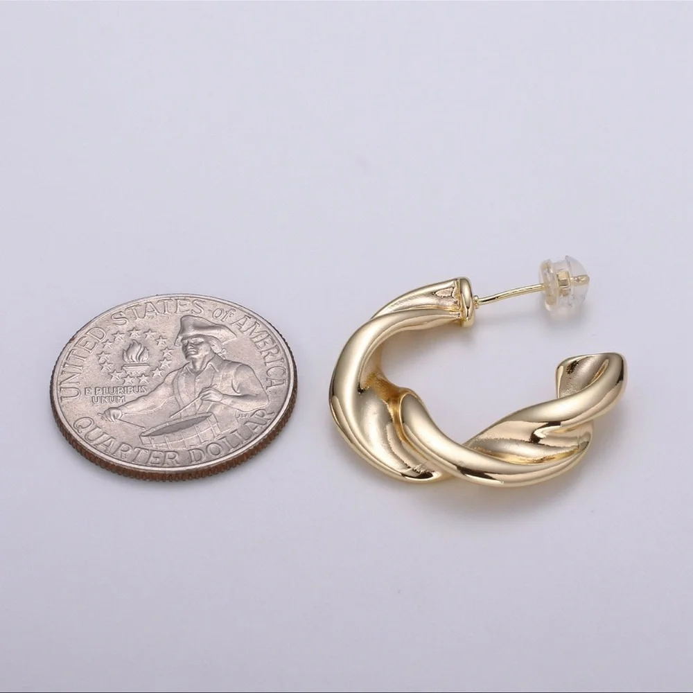 Twisted Design 18K Gold Stud Earrings